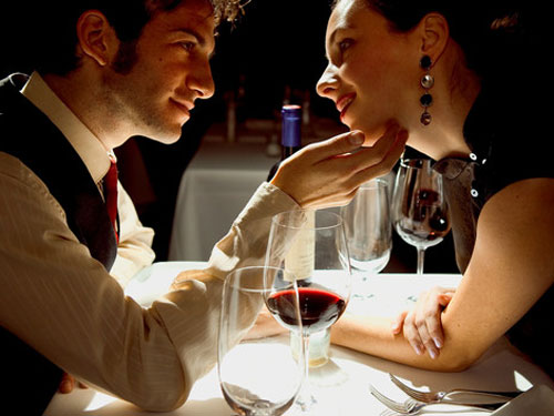 couple drinking wine on date